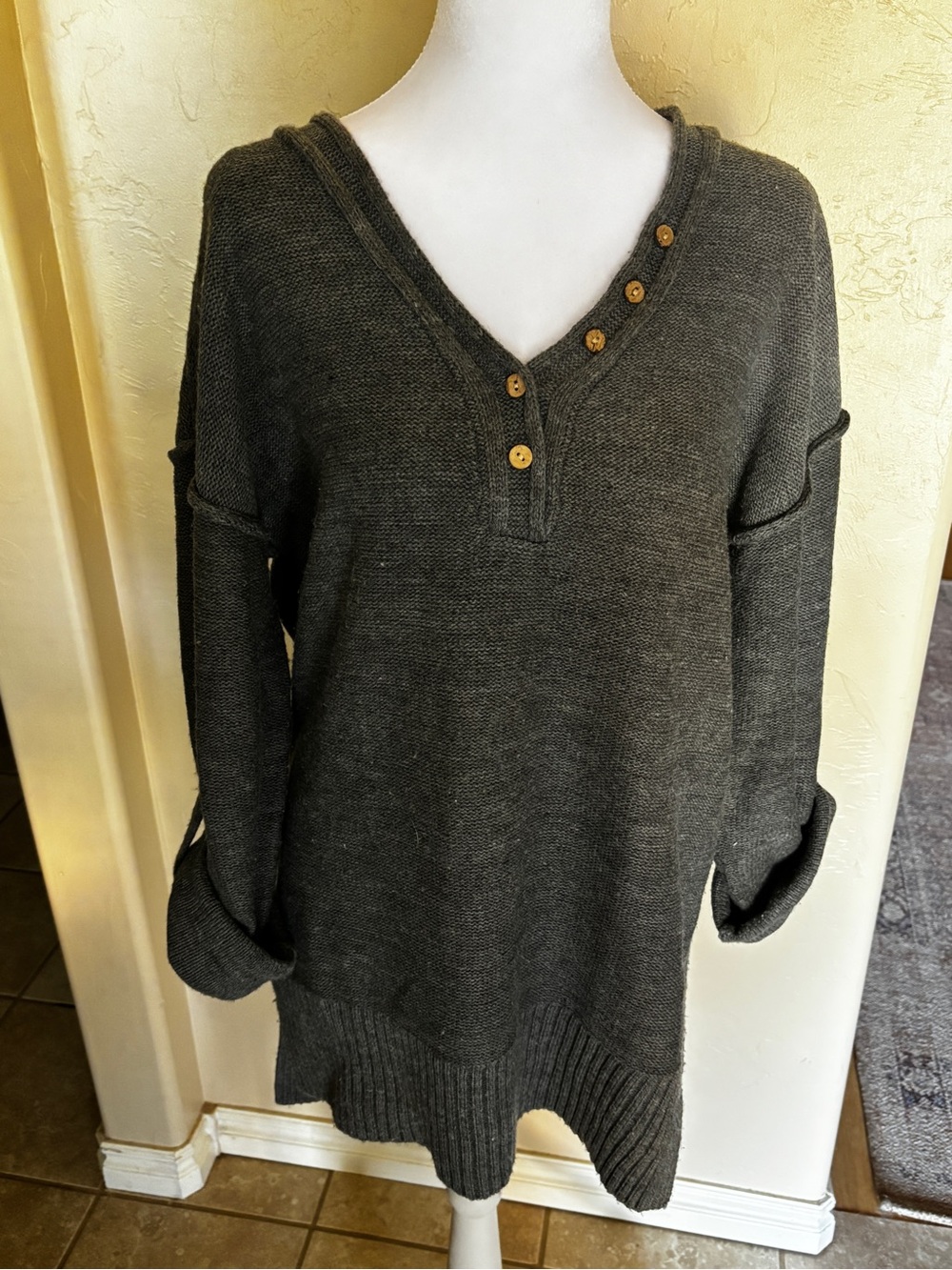 Women's Olive Gray Button-Accent V-Neck Tunic-Length Sweater Size M